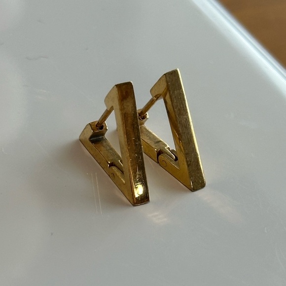 Gold triangle earrings - Picture 2 of 4
